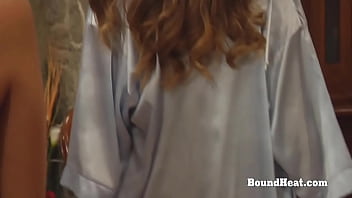 Esclave lesbienne rousse avec les mains attachées et fouettée pour Madame