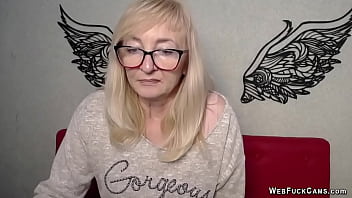 MILF blonde amateur à lunettes discutant sur webcam