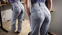 Secrétaire Milf en jeans taille haute taquine ses belles fesses