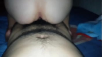 Dando ricos sentones, la pela toda y se viene la cerda zorra de Nube nalgona