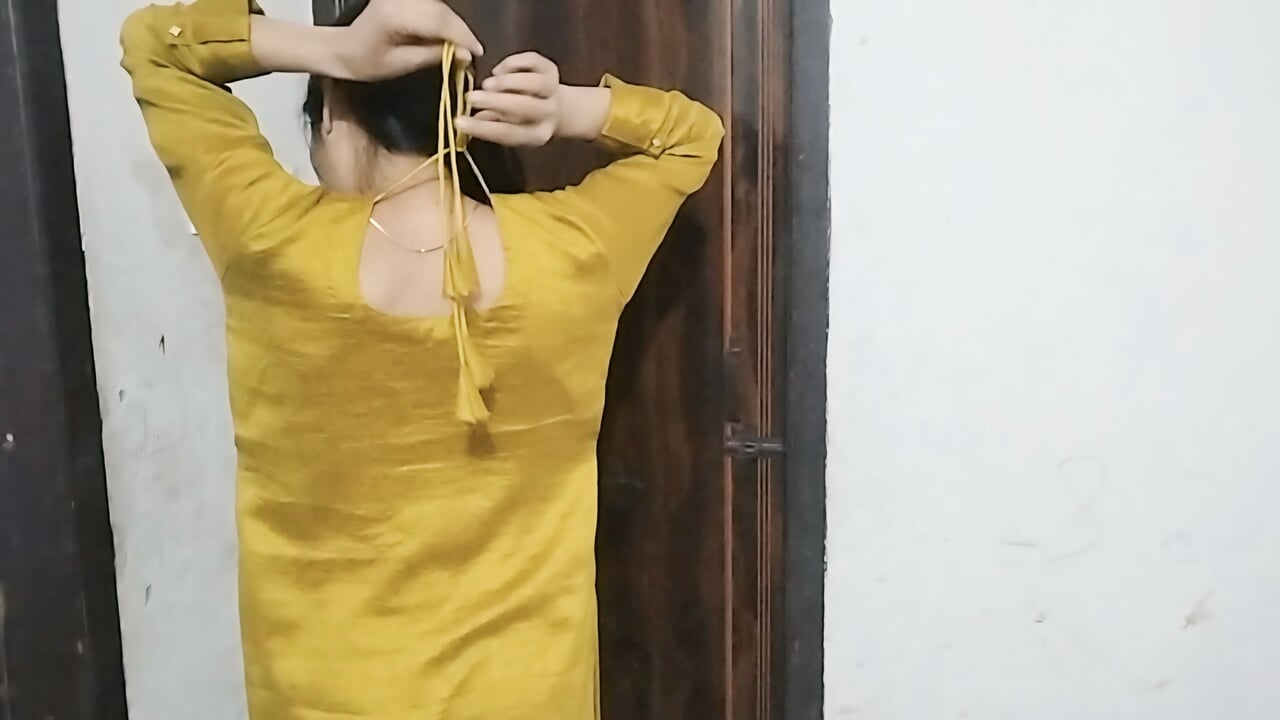 College girl ki kapra khotle huye video bna liya