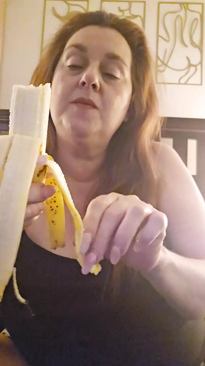 Hot all natural MILF eats a ripe banana per request