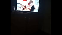 una buena deslechada mientras miramos porno con mi sirvienta hasta que me saca semen