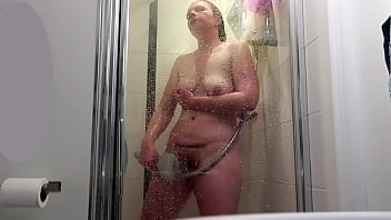 Curvy Thick PAWG uses shower head to cum