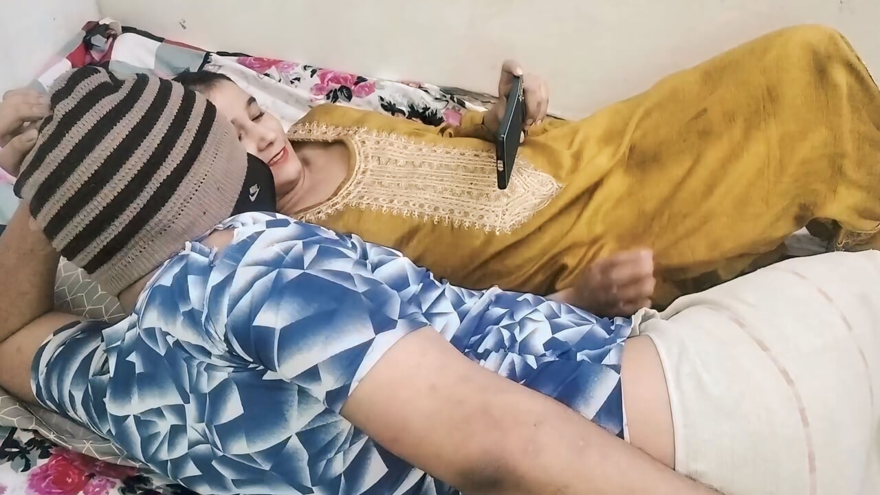 Aunty Ko porn dekhte huye pakar ke choda Full HD Hardcore Sex video