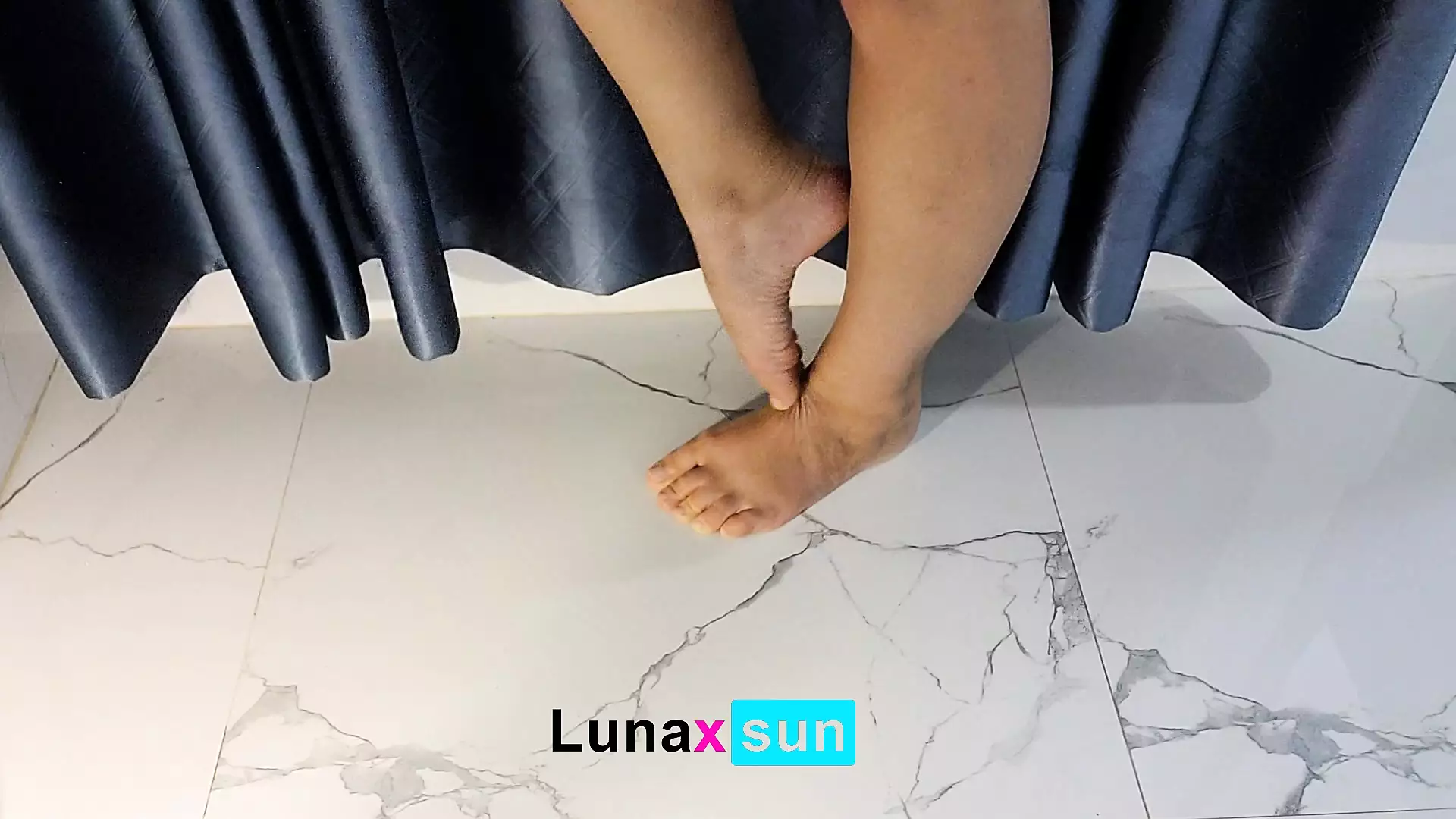 Watch my FEETS ! You jerk off and you cum NOW - Luna Daily Vlog - LunaxSun
Watch my FEETS ! You jerk off and you cum NOW - Luna Daily Vlog - LunaxSun