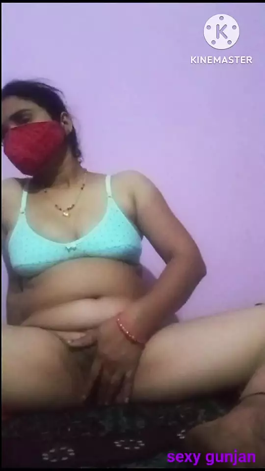 Desi aunty remove her dress and nude massage her full body