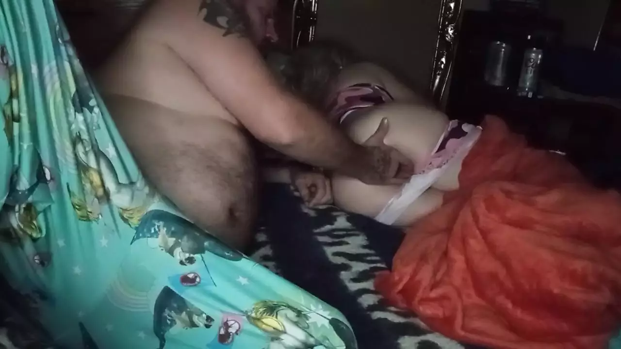 Sharing Bed with Wife (huge Creampie)