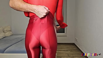 SpandexQueen makes him cum on her red nylon gloves body and spandex leggings