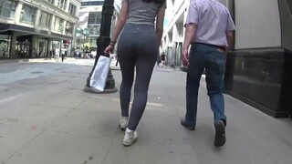 Candid teen in leggings sexy ass