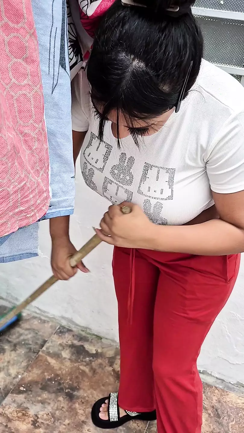 This Venezuelan was tired of sweeping my house and I made her fuck look at her ass so rich and big she has