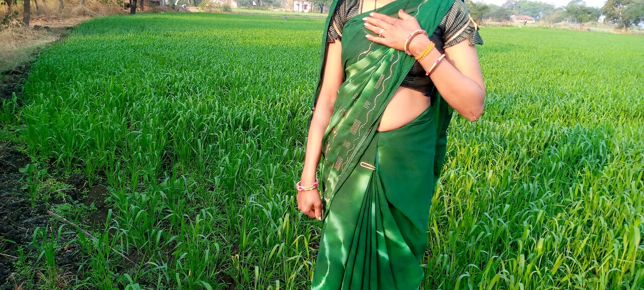 Ritu came to her elder stepsister's place, walking on the fields on the pretext of full Hindi audio x video