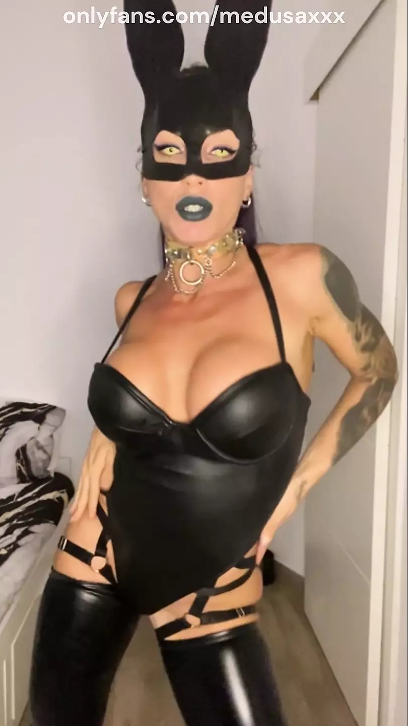 Cosplay "catwoman" super horny spitting cum and playing with huge dildo