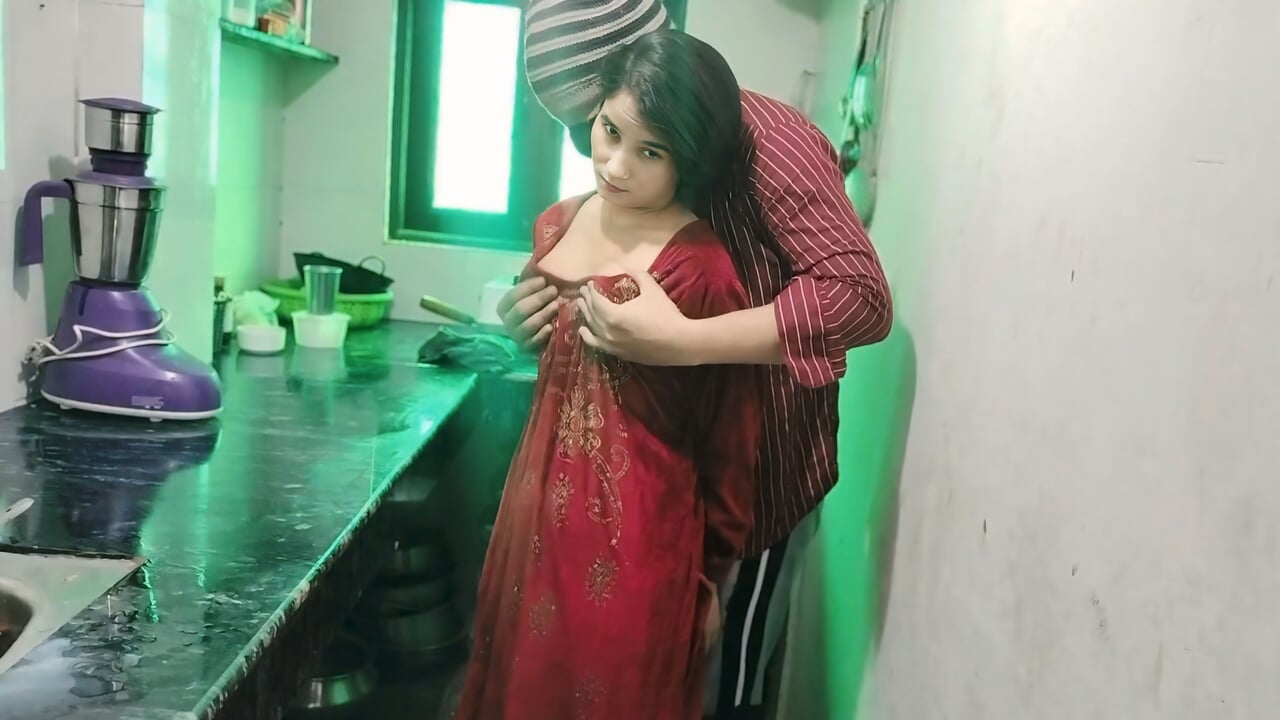 Desi bhabhi ko kichen me nighty utha kar chod diya