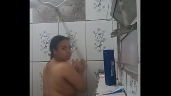 LAVANDO MINHA BUCETINHA E REBOLANDO COM TES&Atilde;O DURANTE O BANHO